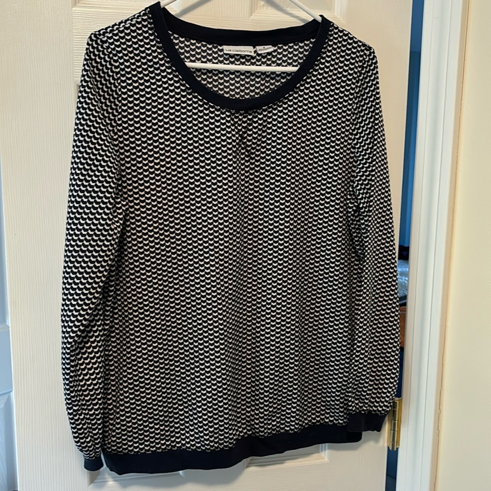 Liz Claiborne navy and white top. Banded bottom.